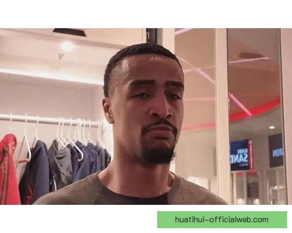 约翰-科林斯与大洛抢板时发生碰撞 已返回更衣室接受检查